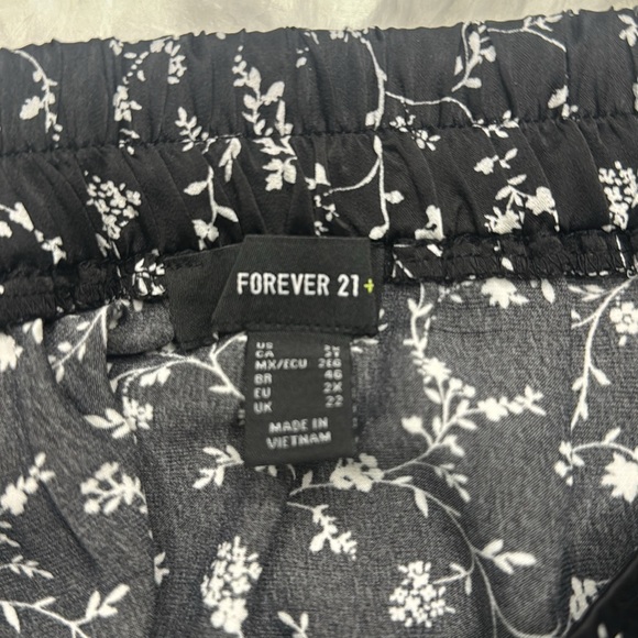 Plus size Black floral skort - Picture 4 of 5